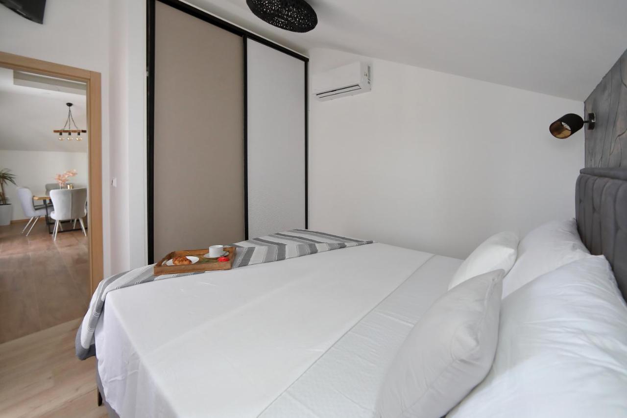 Luxury Apartments Monika Near The Sea With Private Parking 비빈제 외부 사진