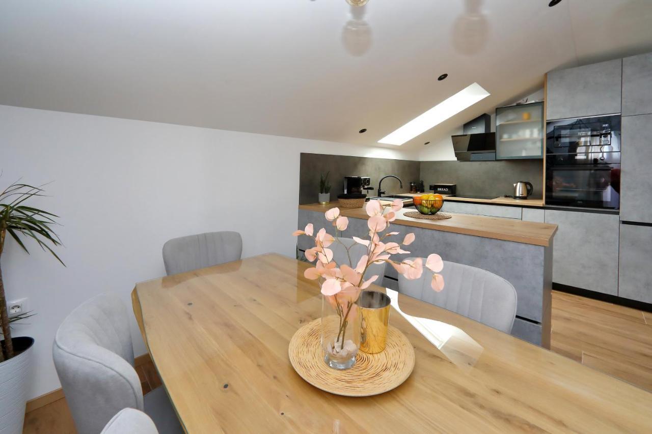 Luxury Apartments Monika Near The Sea With Private Parking 비빈제 외부 사진