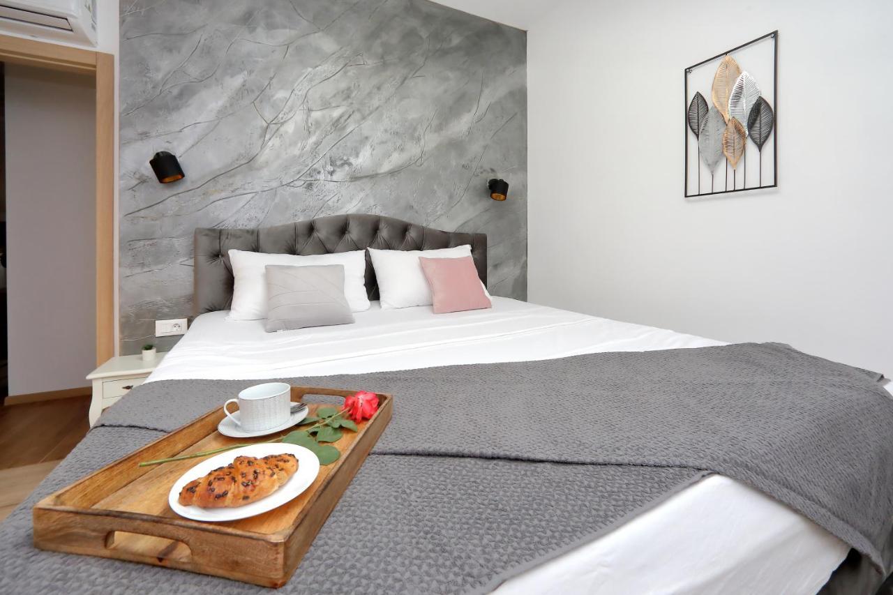 Luxury Apartments Monika Near The Sea With Private Parking 비빈제 외부 사진