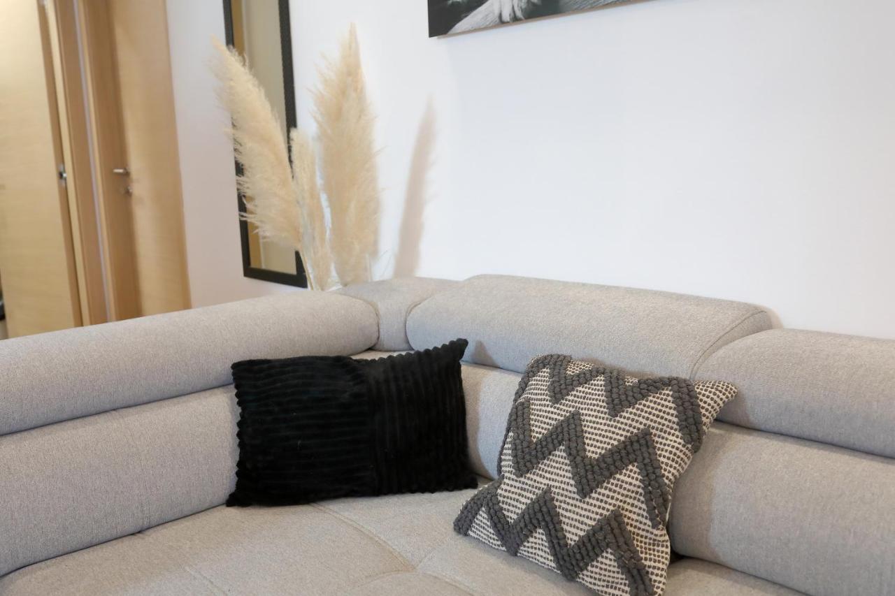 Luxury Apartments Monika Near The Sea With Private Parking 비빈제 외부 사진