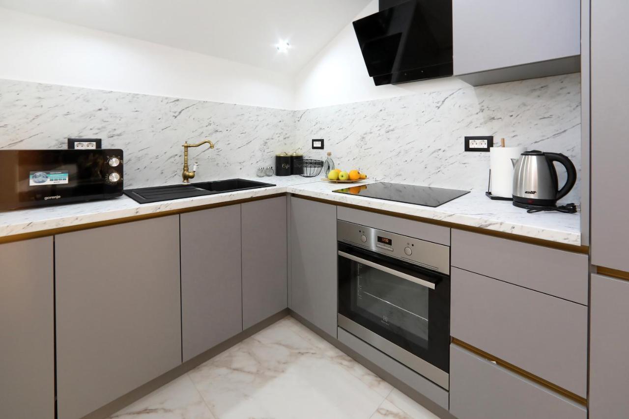 Luxury Apartments Monika Near The Sea With Private Parking 비빈제 외부 사진