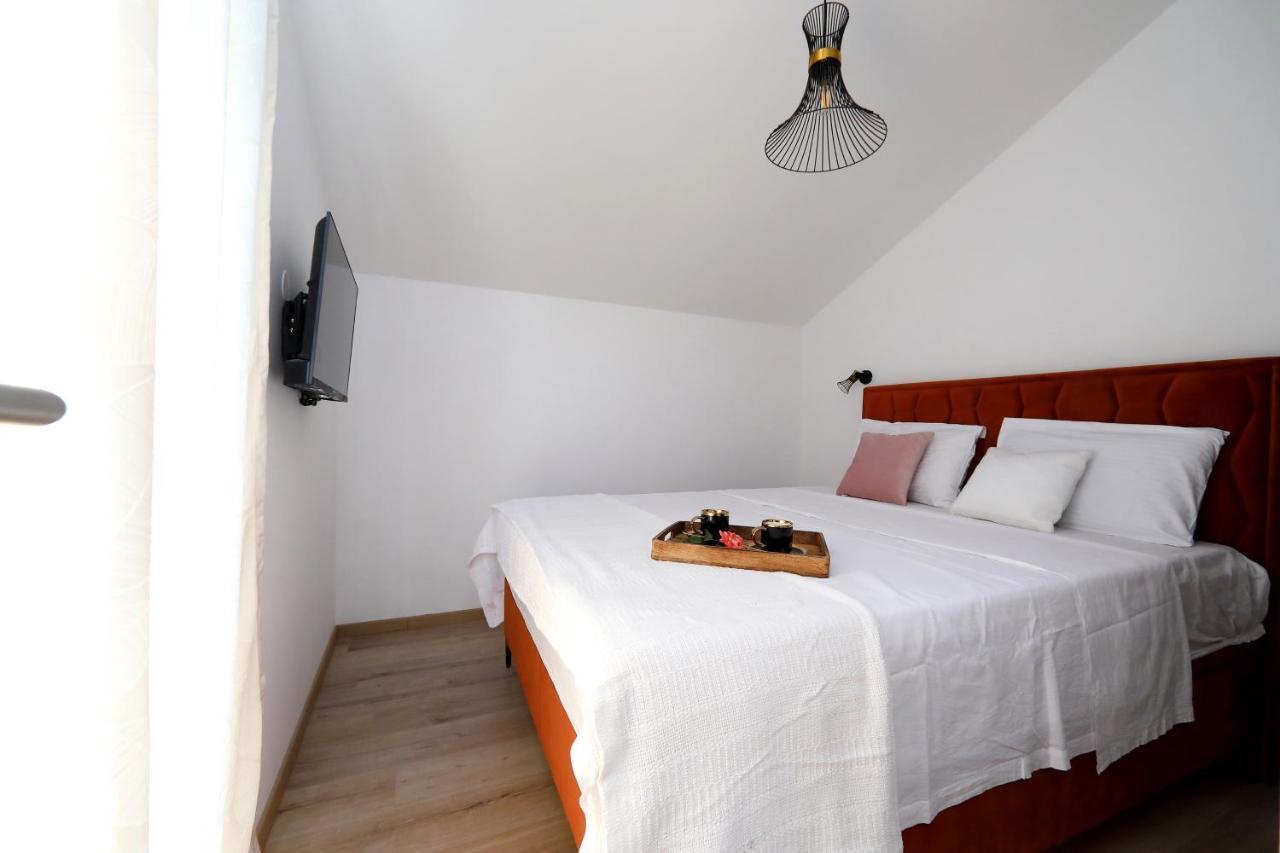 Luxury Apartments Monika Near The Sea With Private Parking 비빈제 외부 사진