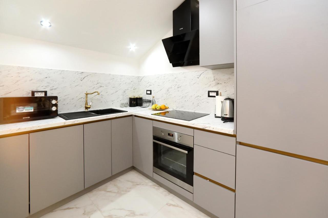 Luxury Apartments Monika Near The Sea With Private Parking 비빈제 외부 사진