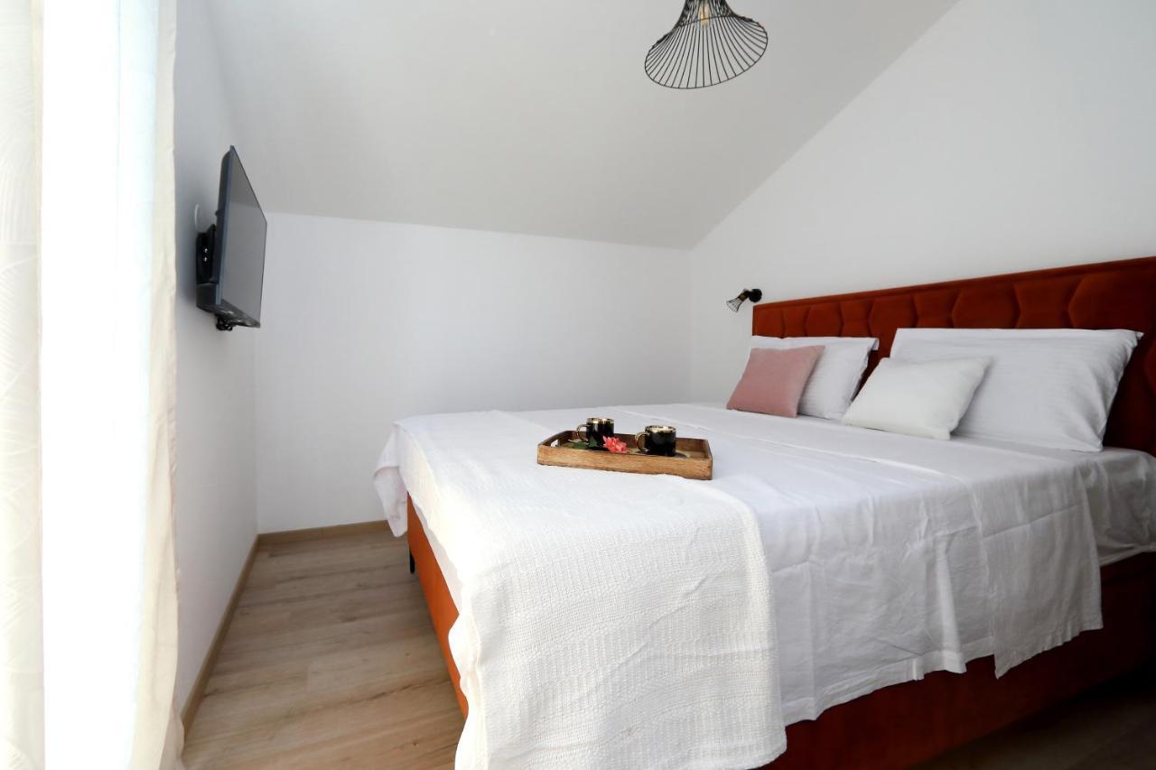 Luxury Apartments Monika Near The Sea With Private Parking 비빈제 외부 사진