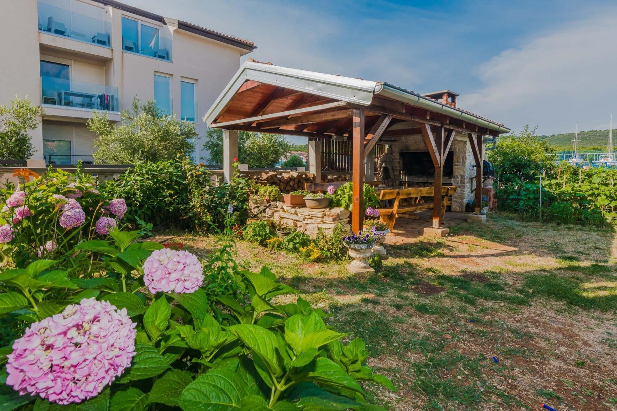Luxury Apartments Monika Near The Sea With Private Parking 비빈제 외부 사진